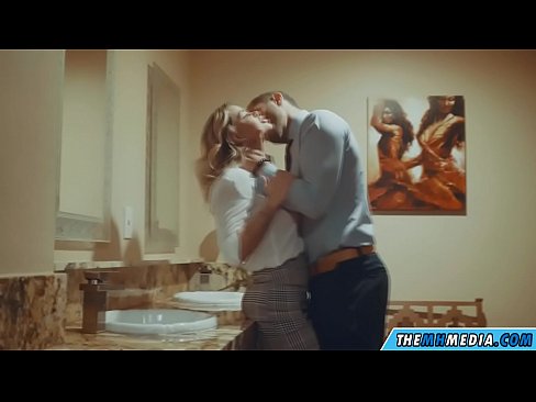 ❤️ Kiam belplena blondulo delogas vin en publika necesejo ❤❌ Porno ĉe eo.drpornofilme.ru ❌️
